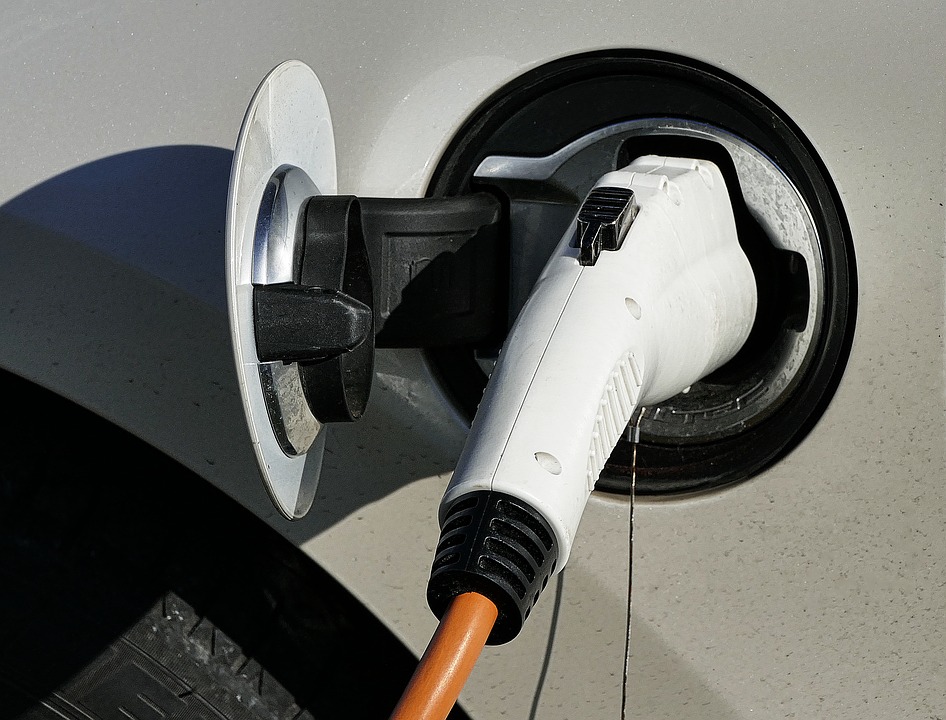 La recharge d'une voiture électrique est-elle moins chère que l'essence