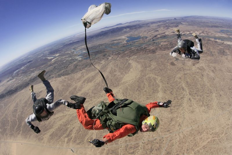 Comment faire un saut en parachute seul ?