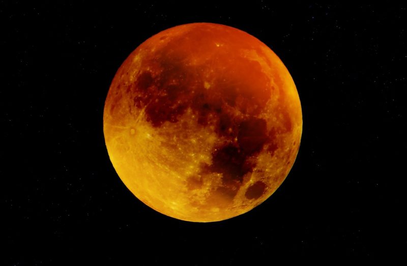 Que signifie une lune orange ?
