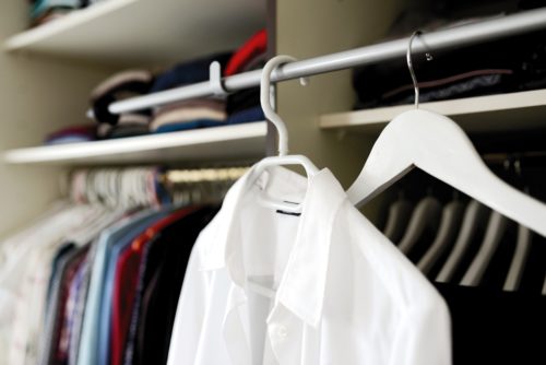 Comprendre la différence entre une armoire et un dressing : avantages, inconvénients et solutions disponibles