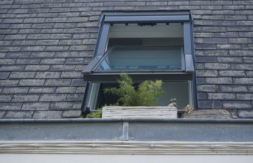 Quelle est la différence entre un VELUX et une fenêtre de toit ?